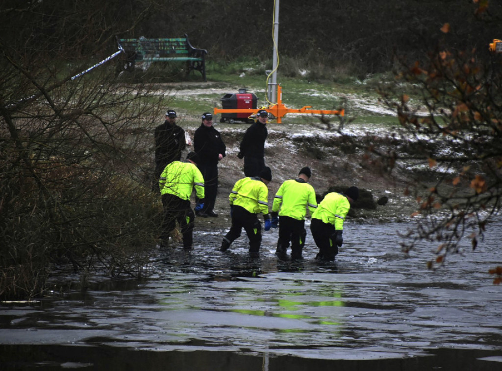 Britanija: Troje dece umrlo, jedno u teškom stanju posle upada u zaleđeno jezero
