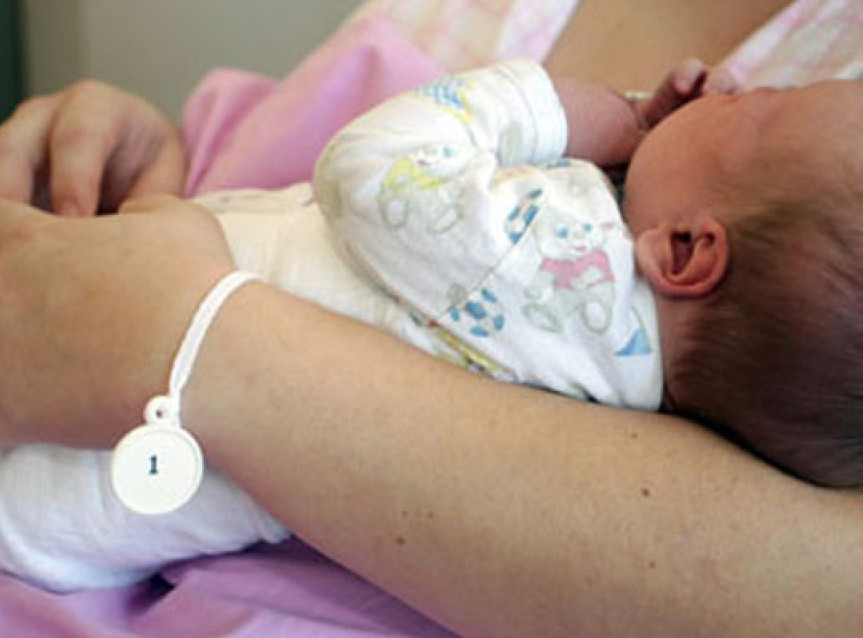 Uručeni pokloni za prve bebe rođene u ovoj godini u Severnoj Mitrovici