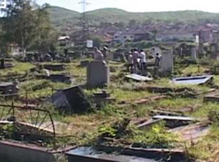Oskrnavljeno srpsko pravoslavno groblje u mestu Plamenice u Opštini Ključ