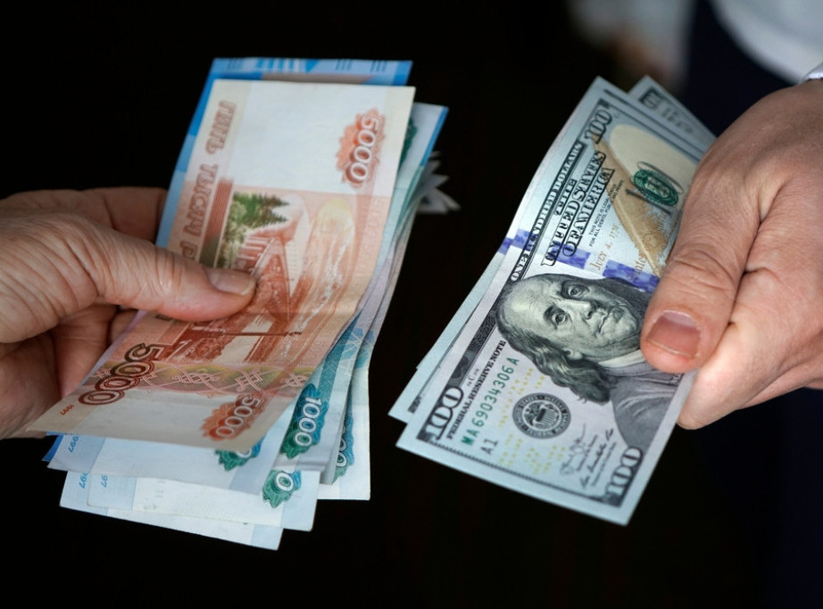 Ruska rublja pala na skoro osmomesečni minimum prema dolaru