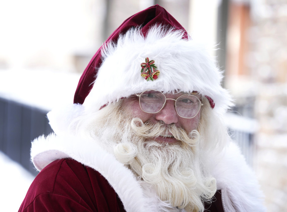 Britanska policija oslobodila zaglavljeni transporter pun Deda Mrazova u Kornvolu