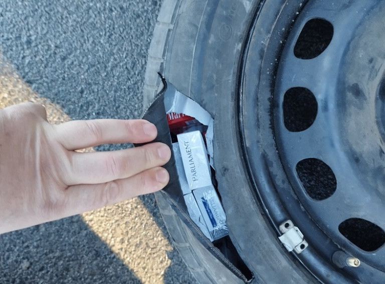 Uhapšen Šveđanin koji je pokušao da prokrijumčari cigarete i vijagru u rezervnim točkovima automobila