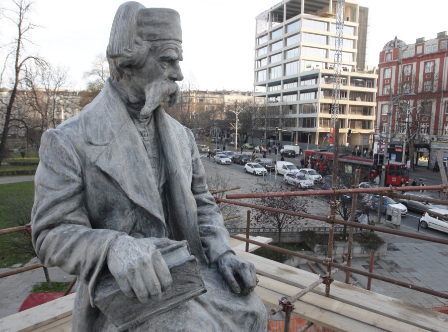 Obnovljena skulptura Vuka Karadžića vraćena na postament