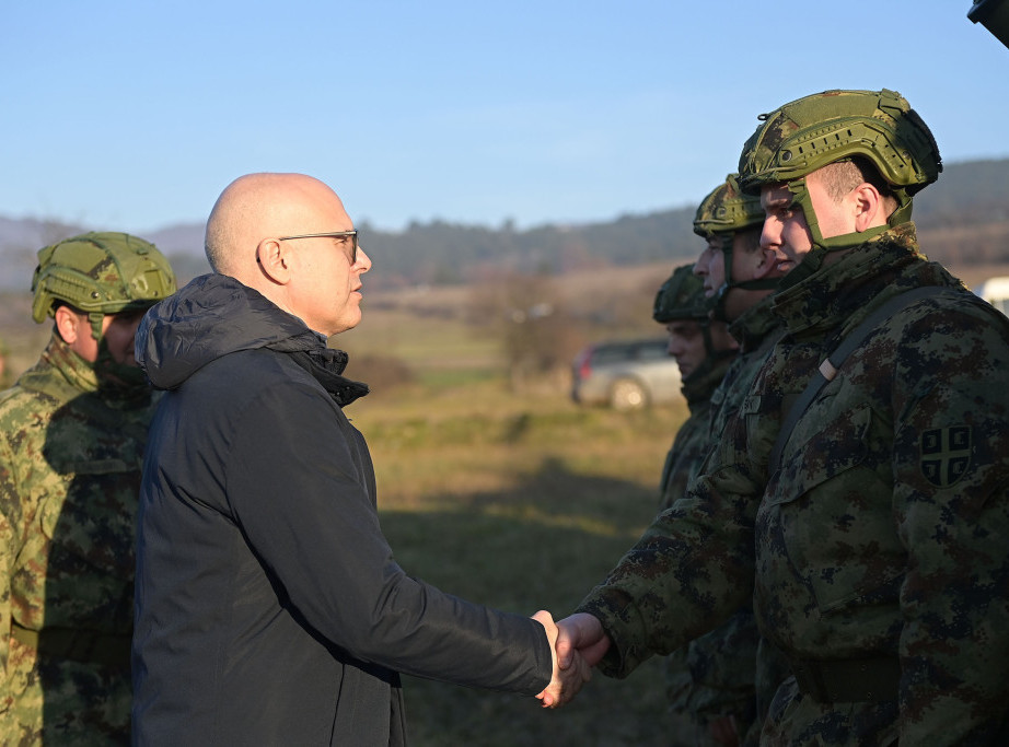 Vucevic visits army troops in Raska garrison