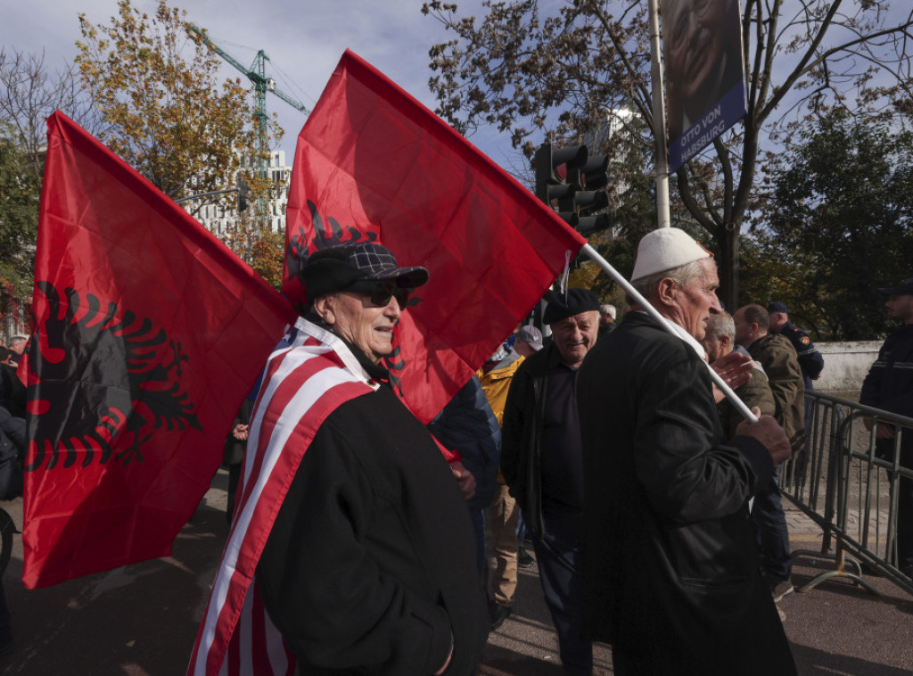 Tirana: Ispred Ambasade Srbije održan protest protiv barikada i politike Beograda