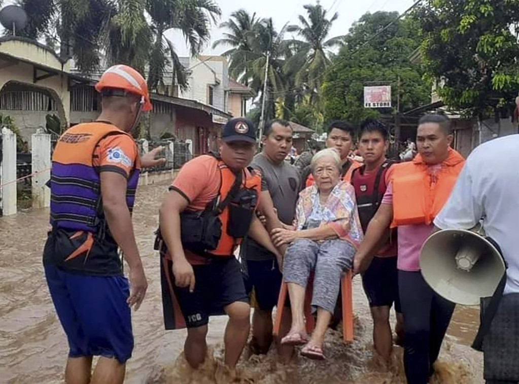 Broj poginulih u poplavama i klizištima na Filipinima povećan na 44, nastavlja se potraga za 28 osoba
