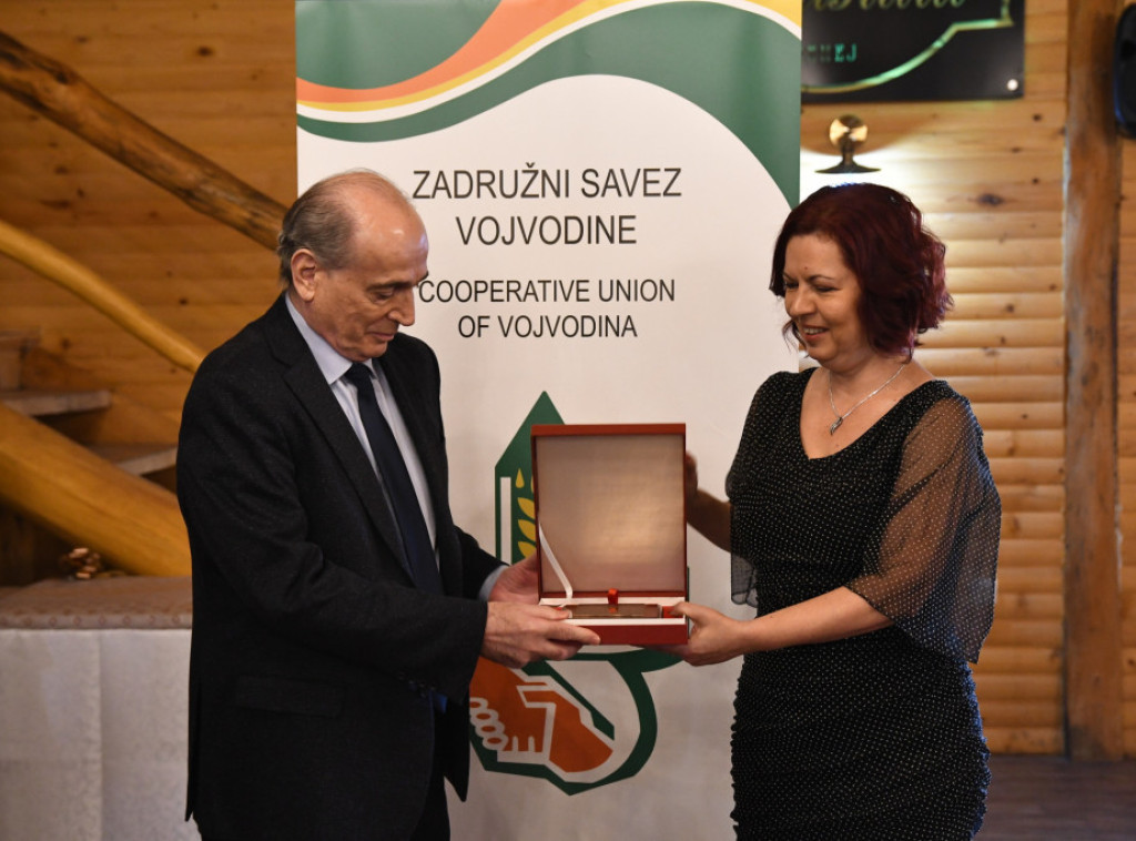 Ministru Krkobabiću uručeno priznanje za doprinos razvoju zadrugarstva