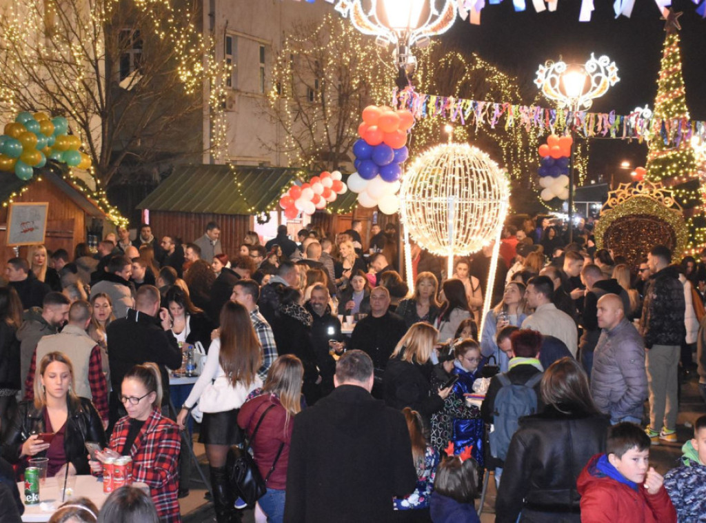 Građani Zemuna uz četiri di-džeja i kuvano vino ispraćaju 2022.