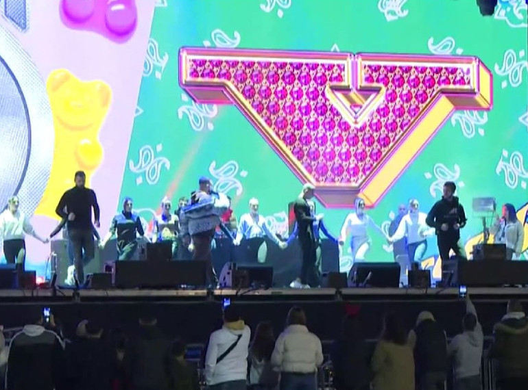 Beograđani i turisti ispraćaju 2022. ispred Skupštine Srbije