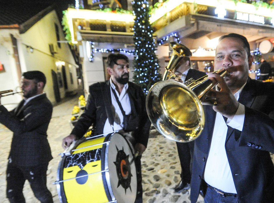 U novogodišnjoj noći u Skadarliji se slavilo uz zvuke trube