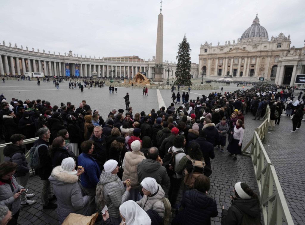 Počelo odavanje pošte papi Benediktu, hiljade ljudi u Vatikanu