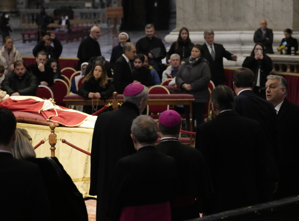 Vatikan: Nastavlja se odavanje pošte papi Benediktu