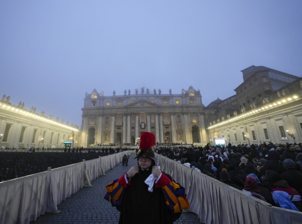 Skoro 200.000 ljudi odalo poštu bivšem papi Benediktu XIV uoči sahrane