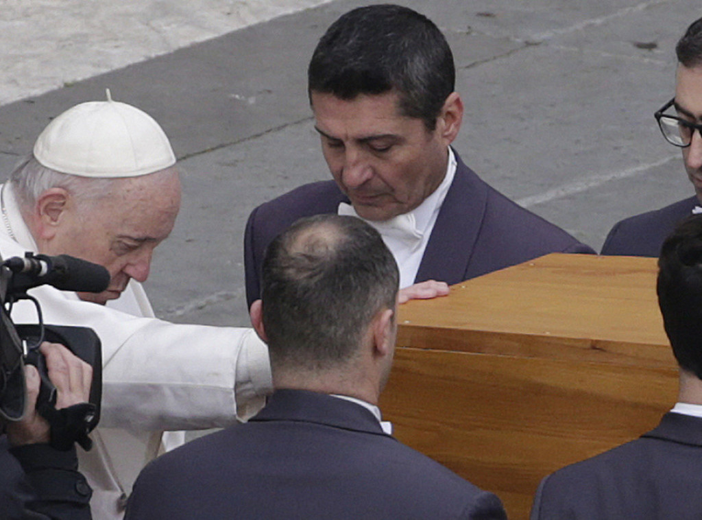 Vatikan: Papa Franja pred desetinama hiljada ljudi predvodio sahranu bivšeg pape Benedikta XVI