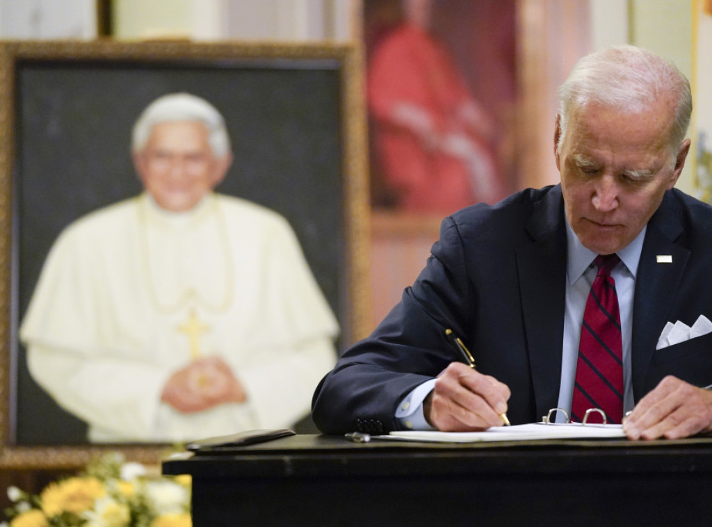 Bajden se upisao u knjigu žalosti nakon smrti bivšeg pape Benedikta XVI