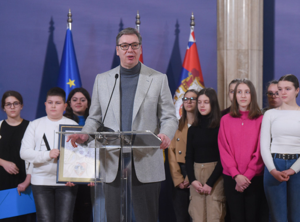 Vucic receives group of Serb children from Slovenia