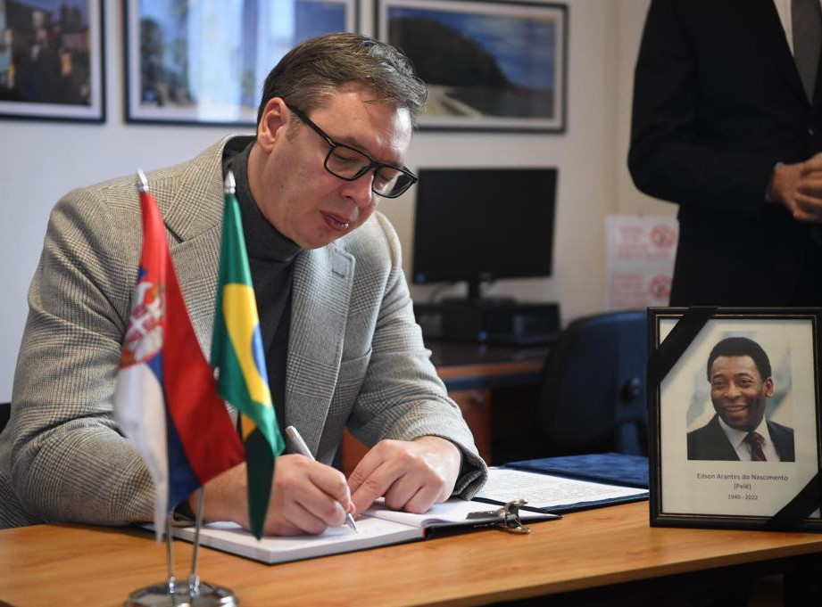 Vucic signs book of condolence for Pele