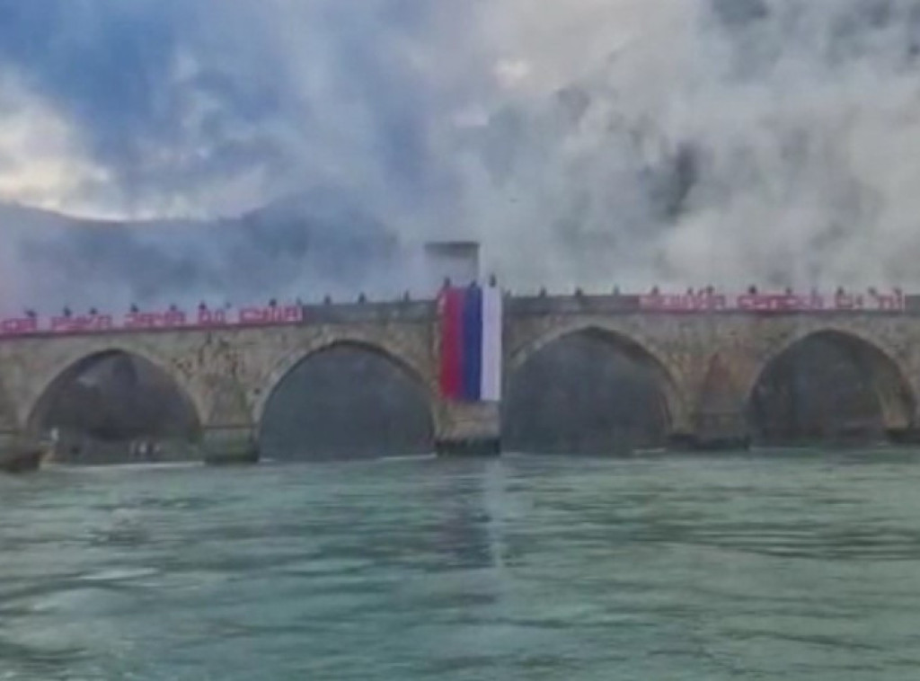 Delije priredile bakljadu na mostu u Višegradu povodom Dana Republike Srpske