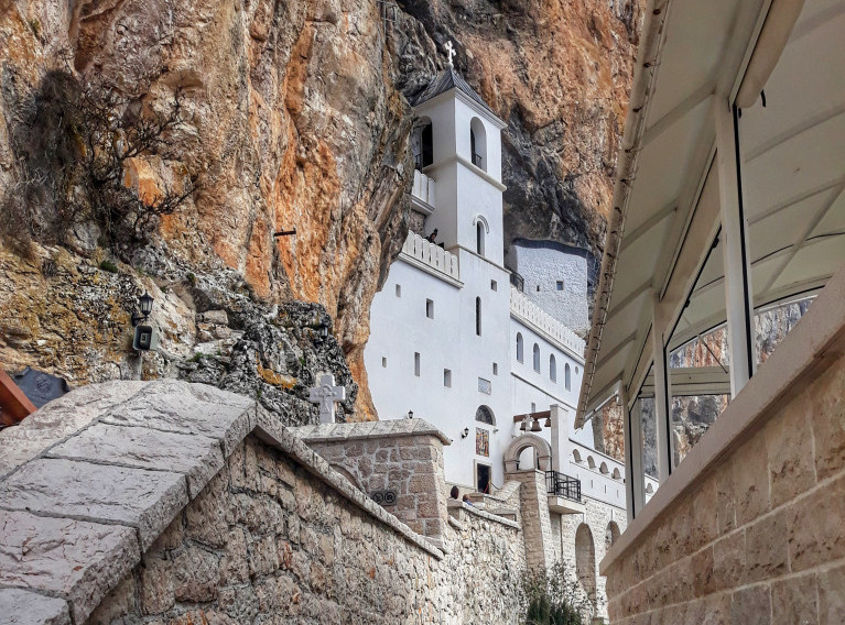 Hiljade vernika okupilo se u manastiru Ostrog na praznik Svetog Vasilija Ostroškog