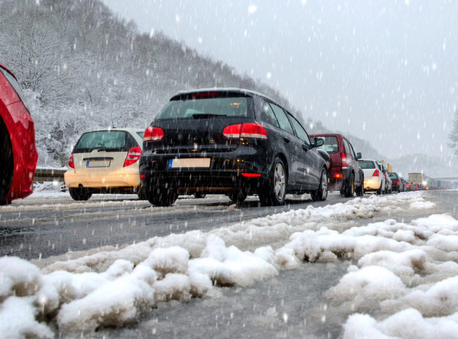 Putevi Srbije: Na pojedinim deonicama puteva ima raskvašenog snega, potreban oprez u vožnji