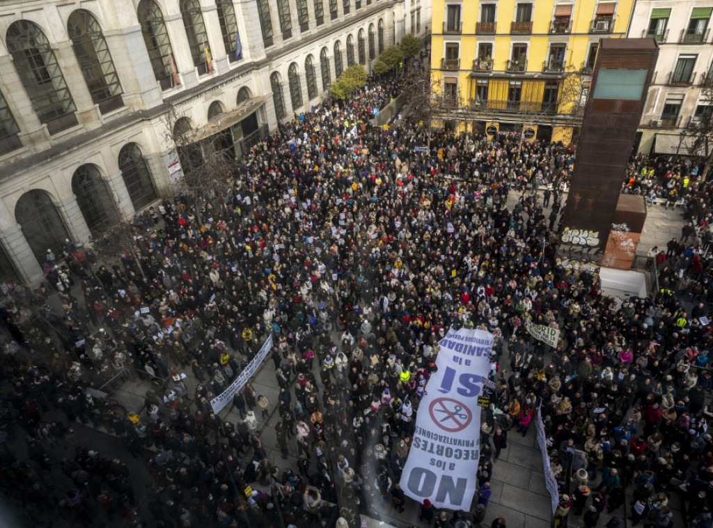 Desetine hiljada zdravstvenih radnika protestovalo u Madridu, optužuju vlast da favorizuje privatne ustanove