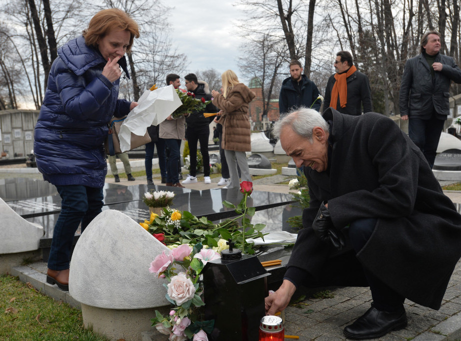 Porodica i prijatelji obeležili godišnjicu ubistva Olivera Ivanovića na Novom groblju