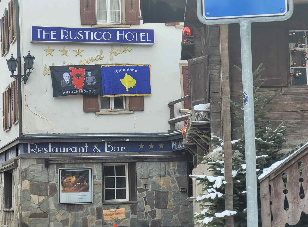 Davos: Skinute zastave tzv. Kosova i "velike Albanije" postavljene kod hotela u kome je odseo Vučić