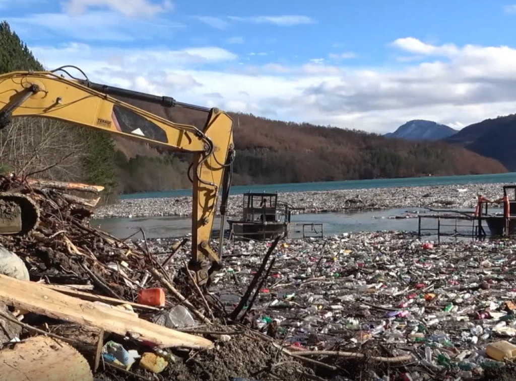 U toku čišćenje Potpećkog jezera, veći deo smeća stiže iz Crne Gore