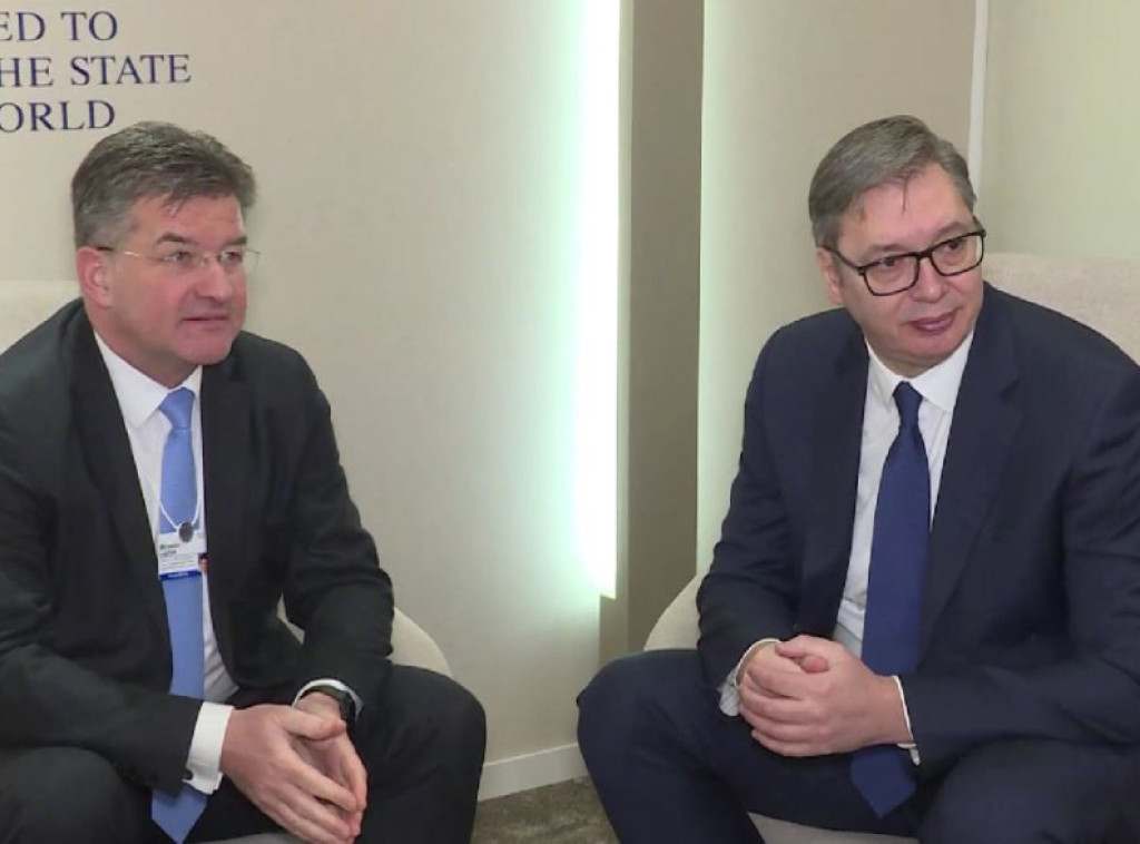 Vucic meets with Lajcak in Davos