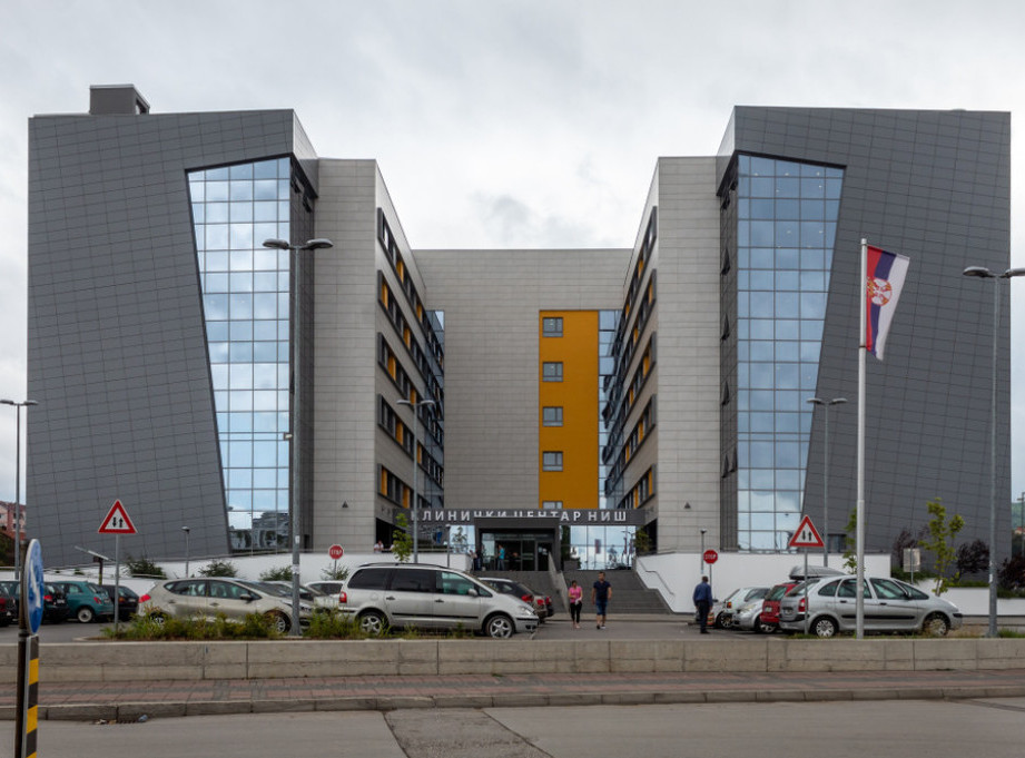 UKC Niš: Supružnici povređeni nakon što je stablo palo na njihov automobil na Babinom zubu