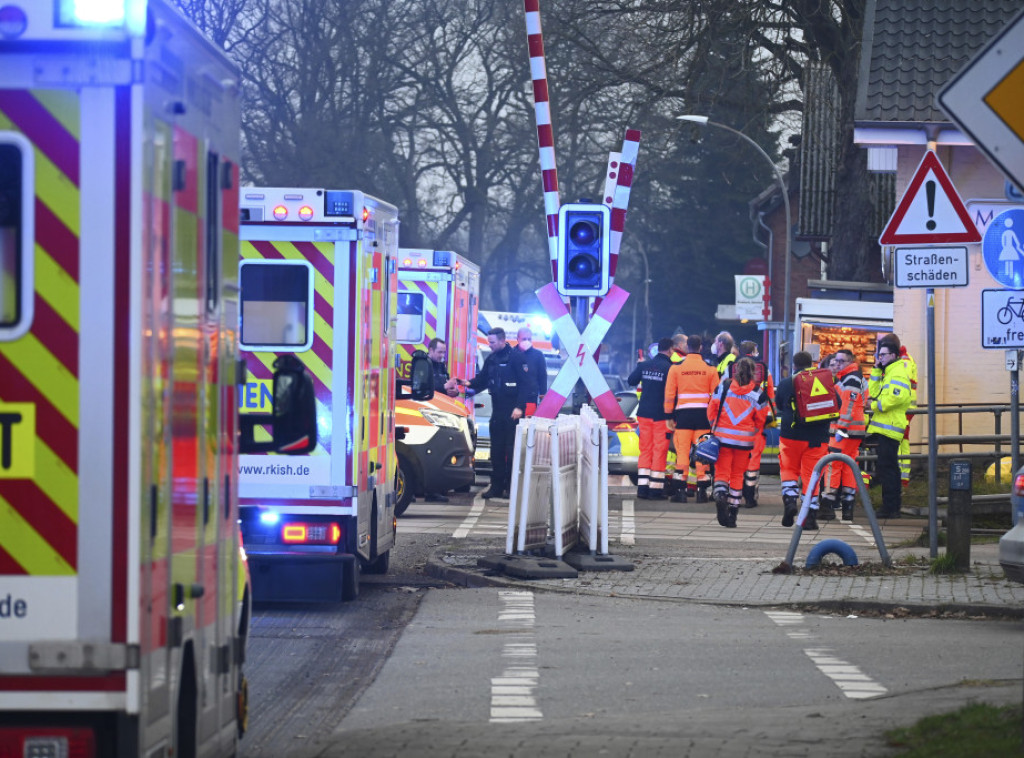 Mediji: Najmanje dve osobe ubijene u napadu nožem na stanici u Nemačkoj, pet ranjeno