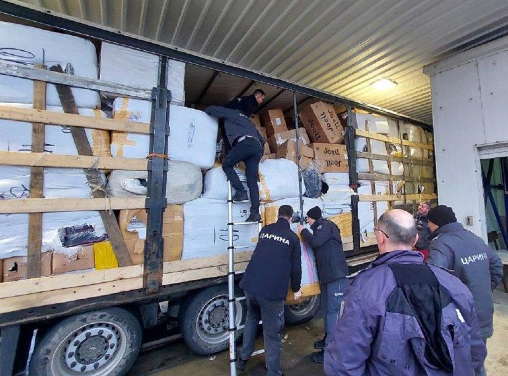 Na graničnom prelazu Preševo zaplenjeno preko dve tone krijumčarene robe poznatih brendova