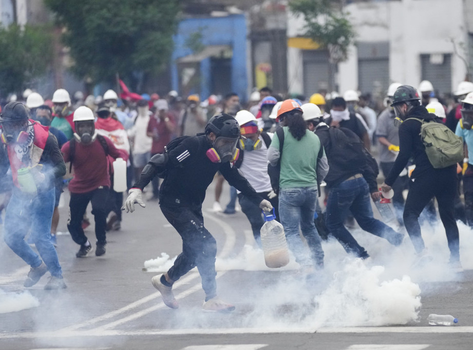 Jedan mrtav, više povređenih na protestima u Peruu