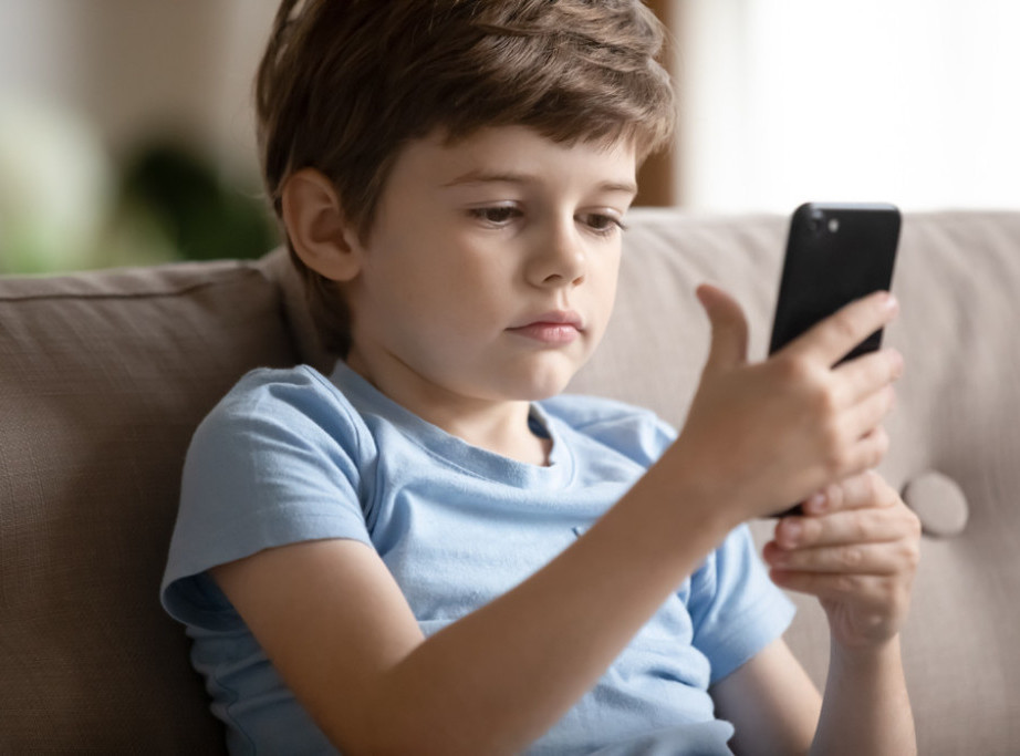 Istraživanje: Svako drugo dete uzrasta od 4 do 6 godina provodi previše vremena pred ekranima