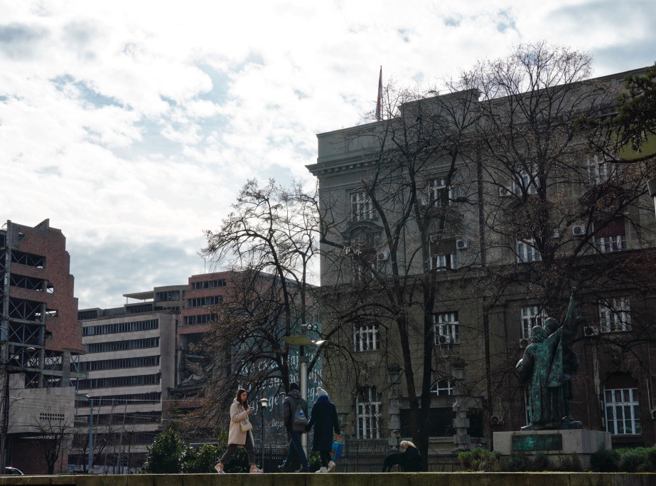 Vreme danas pretežno oblačno i hladnije, ponegde sa slabom kišom, do 16 stepeni