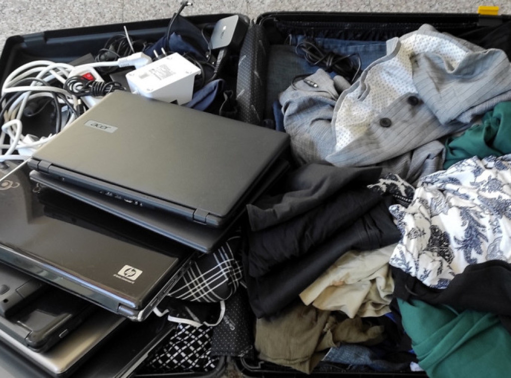 Gradina: Carinici pronašli kofere pune računara i mobilnih telefona
