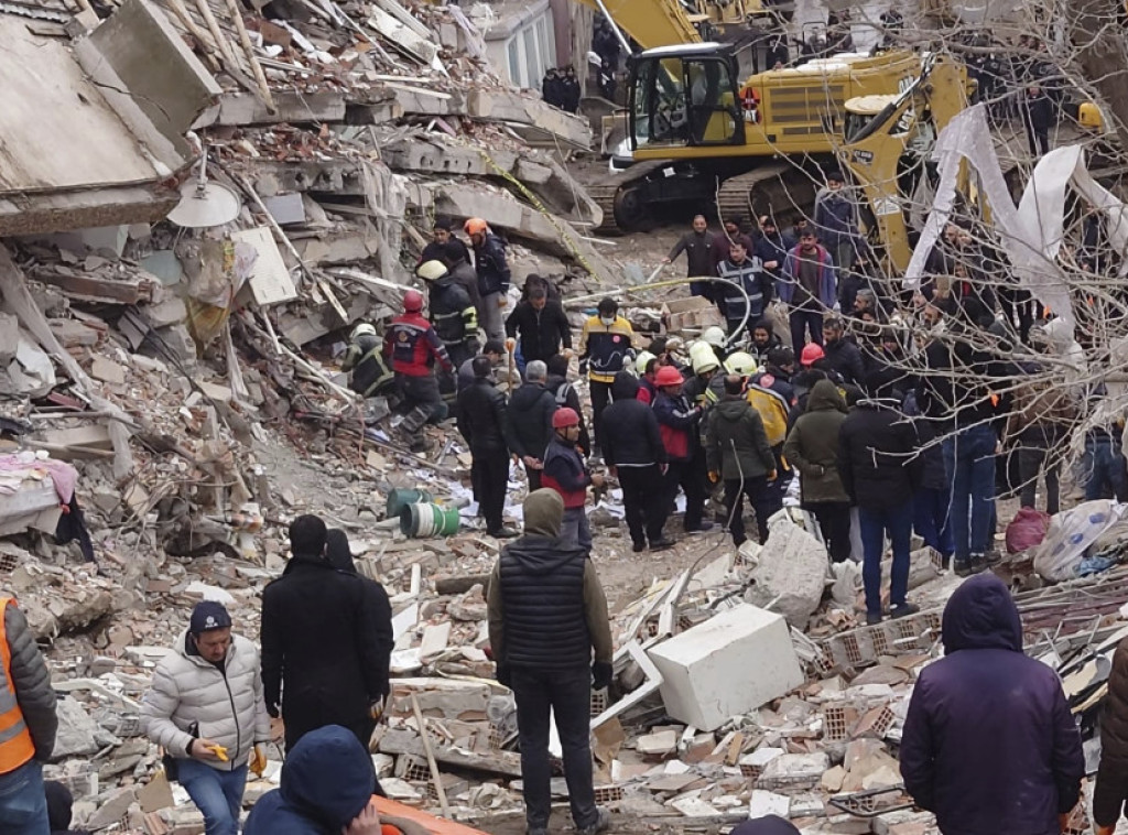 Više od 2.300 ljudi stradalo u zemljotresu u Turskoj i Siriji, najmanje 10.000 povređeno