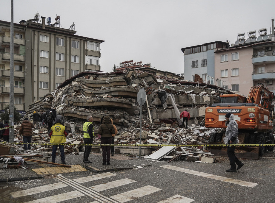 Broj žrtava zemljotresa neprekidno raste, poginulo najmanje 4.800 ljudi, u Tursku stigli spasilački timovi iz Srbije