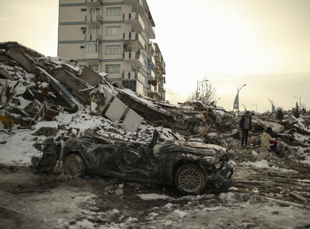 Turska i Sirija još broje žrtve razornog zemljotresa: Stradalo više od 7.200 ljudi, najmanje 35.000 povređeno