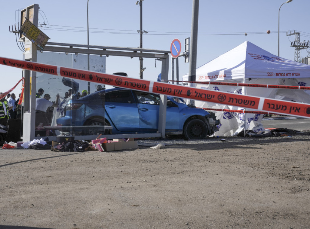 Automobil naleteo na ljude na autobuskoj stranici u Jerusalimu, stradao dečak od šest godina