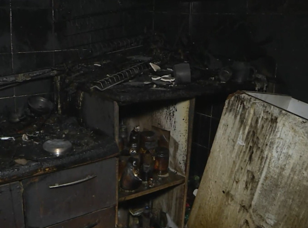 Ugašen požar u Ulici Južni bulevar, tri osobe se nagutale dima