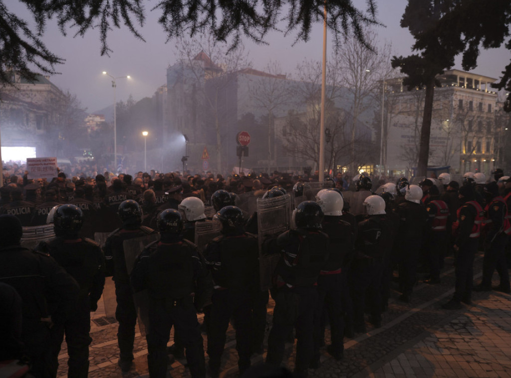 Tirana: Sukob demonstranata i policije ispred parlamenta