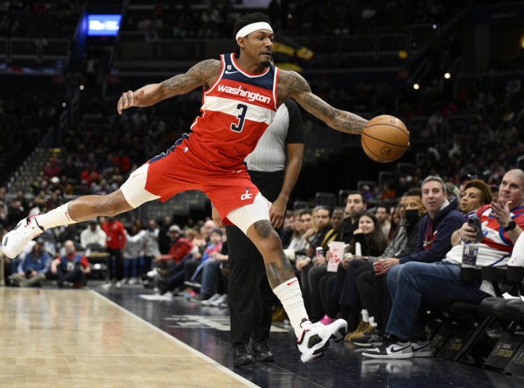 NBA liga kaznila košarkaša Vašingtona Bredlija Bila sa 25.000 dolara zbog guranja sudije