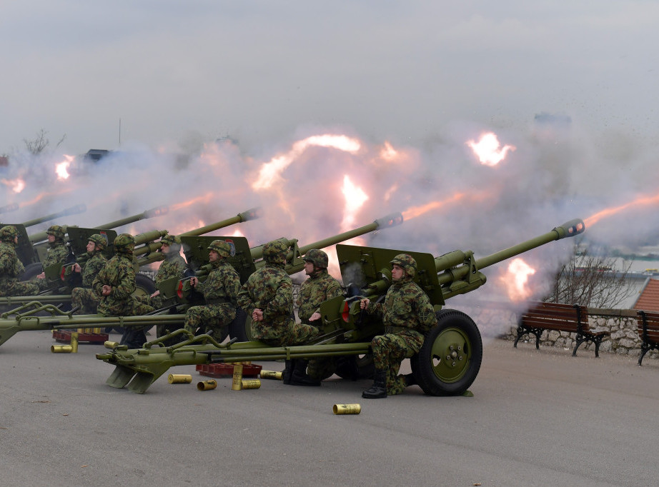 Počasna paljba sa platoa Petrovaradinske tvrđave povodom Dana državnosti