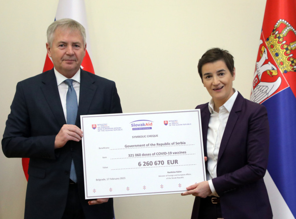 Ambasador Slovačke predao premijerki Srbije ček povodom donacije vakcina protiv kovida-19
