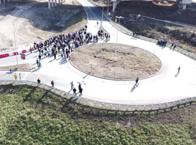 Nezadovoljni meštani eksproprijacijom zemljišta blokirali kružni tok u Pakovraću na putu Čačak-Požega