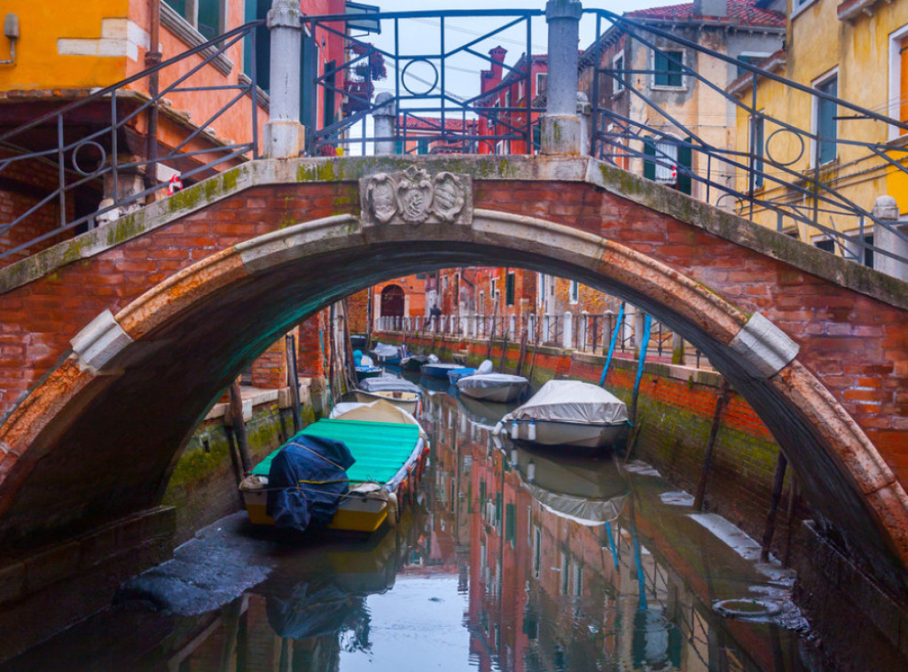 Niska plima osušila kanale u Veneciji