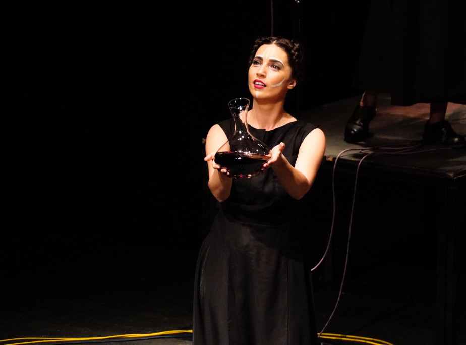 Održana beogradska premijera predstave "Ona koja raspušta vojske" NP Priština