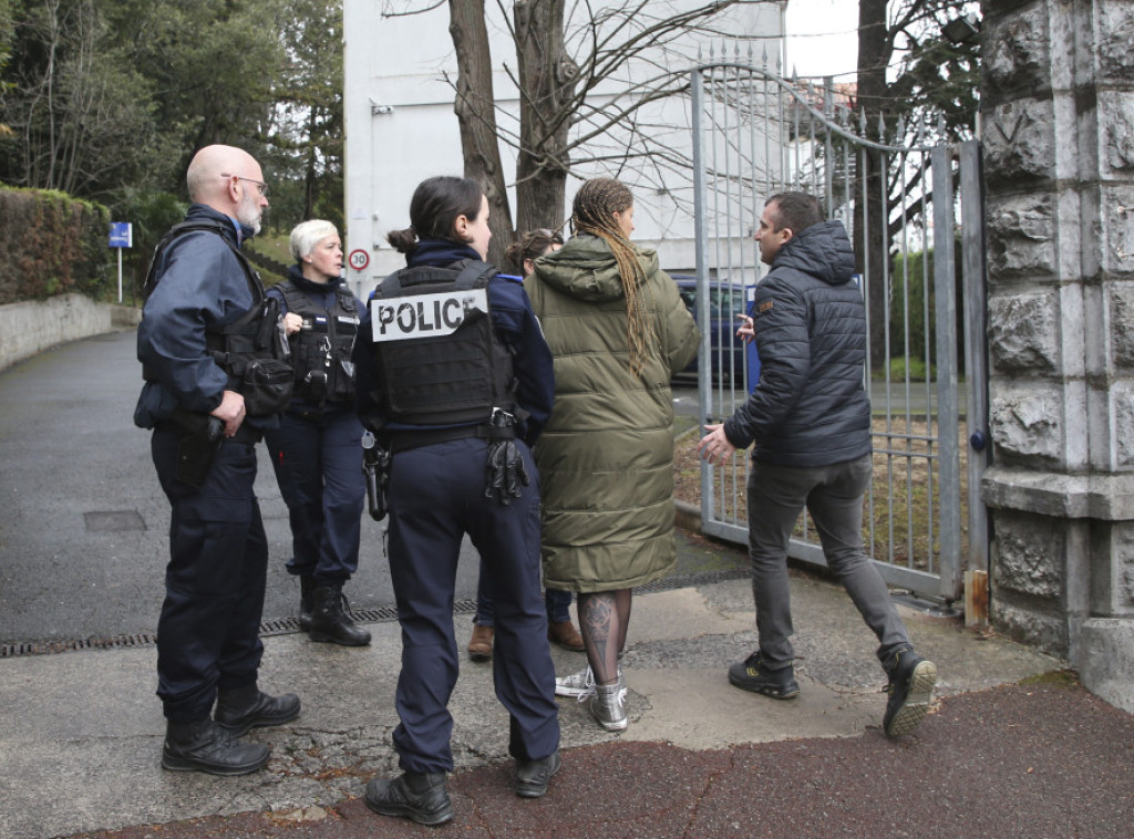 Francuska: Srednjoškolac nožem ubio nastavnicu, tvrdio da "čuje glasove"