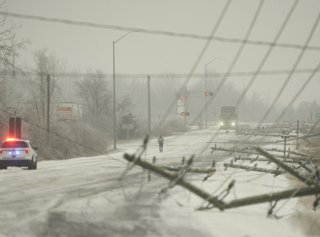 SAD: Gotovo milion ljudi bez struje zbog zimske oluje, poginuo vatrogasac